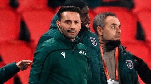 Những lần cầm còi tấu hài của trọng tài phân biệt chủng tộc trận PSG - Istanbul - Ảnh 2. Những lần cầm còi tấu hài của trọng tài phân biệt chủng tộc trận PSG - Istanbul - Ảnh 2.