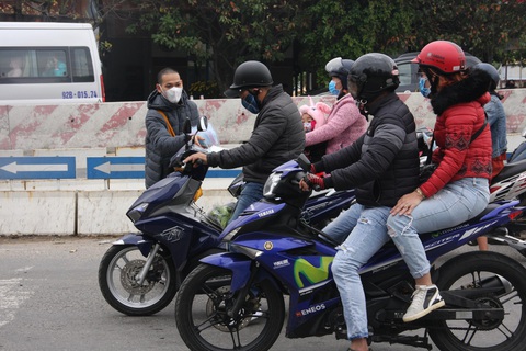Dễ thương sư thầy, chú tiểu phát khẩu trang miễn phí cho dân phòng virus corona - Ảnh 1. Dễ thương sư thầy, chú tiểu phát khẩu trang miễn phí cho dân phòng virus corona - Ảnh 1.