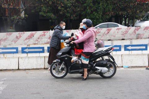 Dễ thương sư thầy, chú tiểu phát khẩu trang miễn phí cho dân phòng virus corona - Ảnh 4. Dễ thương sư thầy, chú tiểu phát khẩu trang miễn phí cho dân phòng virus corona - Ảnh 4.