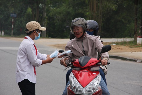 Dễ thương sư thầy, chú tiểu phát khẩu trang miễn phí cho dân phòng virus corona - Ảnh 5. Dễ thương sư thầy, chú tiểu phát khẩu trang miễn phí cho dân phòng virus corona - Ảnh 5.