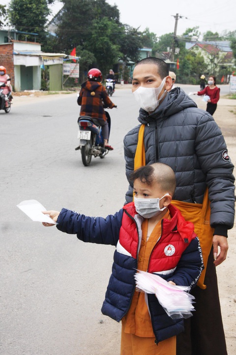 Dễ thương sư thầy, chú tiểu phát khẩu trang miễn phí cho dân phòng virus corona - Ảnh 6. Dễ thương sư thầy, chú tiểu phát khẩu trang miễn phí cho dân phòng virus corona - Ảnh 6.