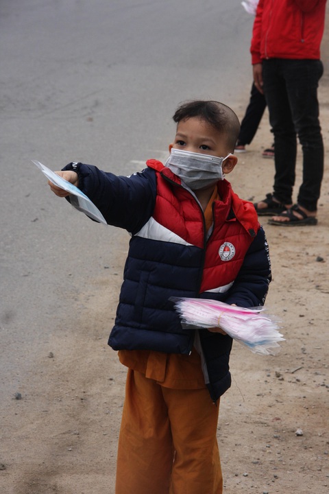 Dễ thương sư thầy, chú tiểu phát khẩu trang miễn phí cho dân phòng virus corona - Ảnh 7. Dễ thương sư thầy, chú tiểu phát khẩu trang miễn phí cho dân phòng virus corona - Ảnh 7.