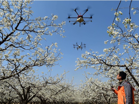 Trung Quốc dùng drone nhắc nhở người dân ra đường nhớ đeo khẩu trang - Ảnh 1. Trung Quốc dùng drone nhắc nhở người dân ra đường nhớ đeo khẩu trang - Ảnh 1.