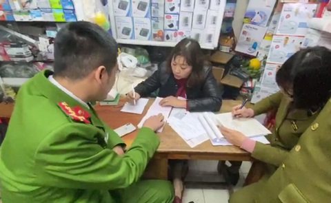 Phạt 2 chủ cửa hàng bán khẩu trang chặt chém gấp 5-7 lần - Ảnh 1. Phạt 2 chủ cửa hàng bán khẩu trang chặt chém gấp 5-7 lần - Ảnh 1.