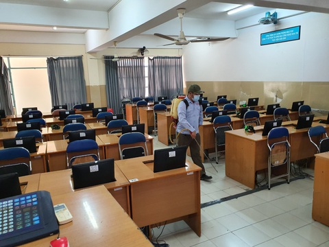 TP.HCM: Học sinh đến trường phải đeo khẩu trang, mang nước súc miệng - Ảnh 1. TP.HCM: Học sinh đến trường phải đeo khẩu trang, mang nước súc miệng - Ảnh 1.