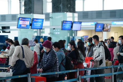 Hai hành khách Trung Quốc ở Nội Bài không chịu lên máy bay về nước - Ảnh 1. Hai hành khách Trung Quốc ở Nội Bài không chịu lên máy bay về nước - Ảnh 1.