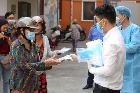 Đang phát miễn phí hàng trăm ngàn khẩu trang y tế tại TP.HCM, Hà Tĩnh - Ảnh 7. Đang phát miễn phí hàng trăm ngàn khẩu trang y tế tại TP.HCM, Hà Tĩnh - Ảnh 7.