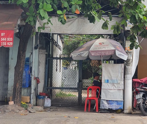 Nhà nguyên trưởng Ban Tuyên giáo ở Bình Dương bị khóa cổng do tranh chấp nhà đất - Ảnh 1. Nhà nguyên trưởng Ban Tuyên giáo ở Bình Dương bị khóa cổng do tranh chấp nhà đất - Ảnh 1.