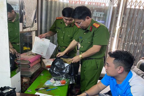 Kiểm tra tiệm áo cưới, phát hiện hàng trăm giấy khám sức khỏe giả - Ảnh 1. Kiểm tra tiệm áo cưới, phát hiện hàng trăm giấy khám sức khỏe giả - Ảnh 1.
