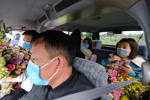 Ba bệnh nhân Vĩnh Phúc nhiễm nCoV được xuất viện, xe đưa về tận nhà - Ảnh 3. Ba bệnh nhân Vĩnh Phúc nhiễm nCoV được xuất viện, xe đưa về tận nhà - Ảnh 3.
