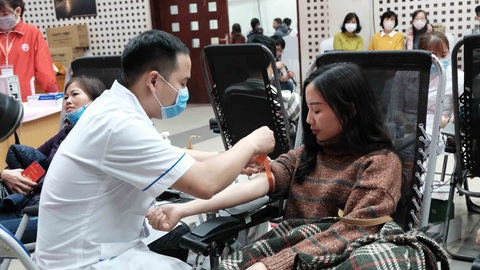 Công đoàn Việt Nam kêu gọi người lao động hiến máu cứu người - Ảnh 2. Công đoàn Việt Nam kêu gọi người lao động hiến máu cứu người - Ảnh 2.