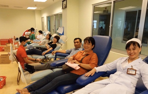 Hàng trăm người ở Cần Thơ hiến máu giữa mùa dịch corona - Ảnh 2. Hàng trăm người ở Cần Thơ hiến máu giữa mùa dịch corona - Ảnh 2.