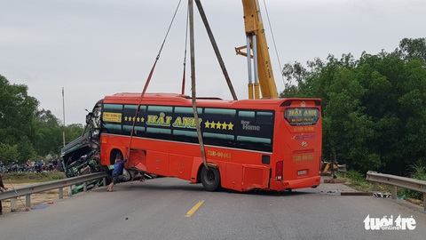 Xe đầu kéo và 2 xe khách tông nhau loạn xạ, 7 người cấp cứu - Ảnh 3. Xe đầu kéo và 2 xe khách tông nhau loạn xạ, 7 người cấp cứu - Ảnh 3.