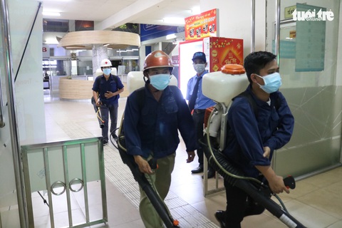 TP.HCM phun thuốc sát trùng ở bến xe, nhà ga liên tục trong 2 tuần - Ảnh 1. TP.HCM phun thuốc sát trùng ở bến xe, nhà ga liên tục trong 2 tuần - Ảnh 1.