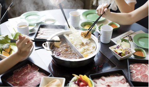 9 người cùng gia đình ở Hong Kong nhiễm nCoV sau tiệc lẩu, thịt nướng - Ảnh 1. 9 người cùng gia đình ở Hong Kong nhiễm nCoV sau tiệc lẩu, thịt nướng - Ảnh 1.