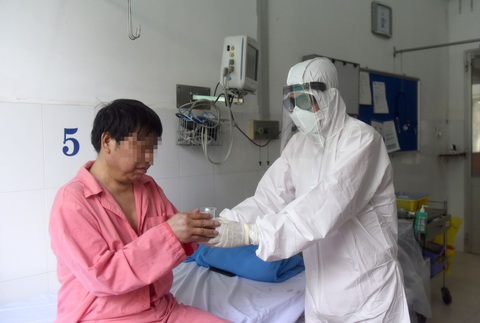 Chiều nay 12-2, hai cha con bệnh nhân Trung Quốc ở Bệnh viện Chợ Rẫy xuất viện - Ảnh 1. Chiều nay 12-2, hai cha con bệnh nhân Trung Quốc ở Bệnh viện Chợ Rẫy xuất viện - Ảnh 1.