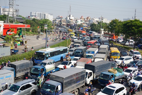 TP.HCM hạn chế vận chuyển hàng hóa ban ngày, xây dựng đề án kinh tế đêm - Ảnh 1. TP.HCM hạn chế vận chuyển hàng hóa ban ngày, xây dựng đề án kinh tế đêm - Ảnh 1.