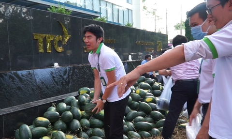 Hội Doanh nhân trẻ giải cứu 20 tấn dưa hấu cho nông dân, bán giá tùy tâm - Ảnh 4. Hội Doanh nhân trẻ giải cứu 20 tấn dưa hấu cho nông dân, bán giá tùy tâm - Ảnh 4.