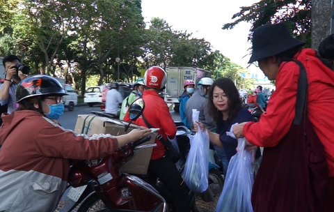 Hội Doanh nhân trẻ giải cứu 20 tấn dưa hấu cho nông dân, bán giá tùy tâm - Ảnh 5. Hội Doanh nhân trẻ giải cứu 20 tấn dưa hấu cho nông dân, bán giá tùy tâm - Ảnh 5.