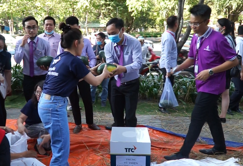 Hội Doanh nhân trẻ giải cứu 20 tấn dưa hấu cho nông dân, bán giá tùy tâm - Ảnh 2. Hội Doanh nhân trẻ giải cứu 20 tấn dưa hấu cho nông dân, bán giá tùy tâm - Ảnh 2.