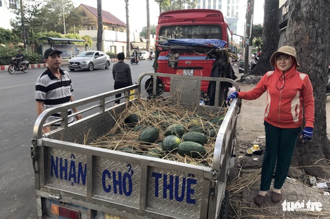 Bỏ tiền túi mua 10 tấn dưa hấu ‘giải cứu’ rồi phát miễn phí cho dân - Ảnh 3. Bỏ tiền túi mua 10 tấn dưa hấu ‘giải cứu’ rồi phát miễn phí cho dân - Ảnh 3.