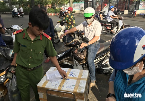 Bỏ tiền túi mua 10 tấn dưa hấu ‘giải cứu’ rồi phát miễn phí cho dân - Ảnh 5. Bỏ tiền túi mua 10 tấn dưa hấu ‘giải cứu’ rồi phát miễn phí cho dân - Ảnh 5.