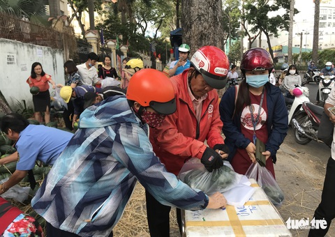 Bỏ tiền túi mua 10 tấn dưa hấu ‘giải cứu’ rồi phát miễn phí cho dân - Ảnh 6. Bỏ tiền túi mua 10 tấn dưa hấu ‘giải cứu’ rồi phát miễn phí cho dân - Ảnh 6.