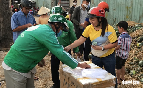 Bỏ tiền túi mua 10 tấn dưa hấu ‘giải cứu’ rồi phát miễn phí cho dân - Ảnh 7. Bỏ tiền túi mua 10 tấn dưa hấu ‘giải cứu’ rồi phát miễn phí cho dân - Ảnh 7.