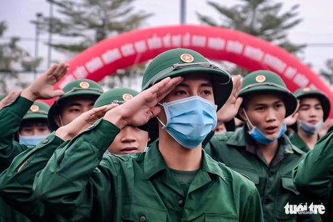 Tân binh được đo thân nhiệt trước khi nhập ngũ - Ảnh 3. Tân binh được đo thân nhiệt trước khi nhập ngũ - Ảnh 3.