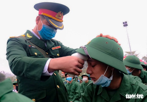 Tân binh được đo thân nhiệt trước khi nhập ngũ - Ảnh 1. Tân binh được đo thân nhiệt trước khi nhập ngũ - Ảnh 1.