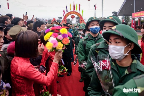 Tân binh được đo thân nhiệt trước khi nhập ngũ - Ảnh 4. Tân binh được đo thân nhiệt trước khi nhập ngũ - Ảnh 4.