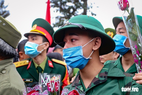 Tân binh được đo thân nhiệt trước khi nhập ngũ - Ảnh 5. Tân binh được đo thân nhiệt trước khi nhập ngũ - Ảnh 5.
