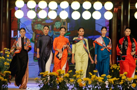 Lụa Bảo Lộc xuất hiện cùng trang phục các nguyên thủ tại APEC - Ảnh 3. Lụa Bảo Lộc xuất hiện cùng trang phục các nguyên thủ tại APEC - Ảnh 3.