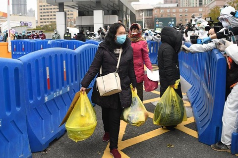 28 người nhiễm virus corona ở bệnh viện dã chiến Vũ Hán xuất viện - Ảnh 2. 28 người nhiễm virus corona ở bệnh viện dã chiến Vũ Hán xuất viện - Ảnh 2.