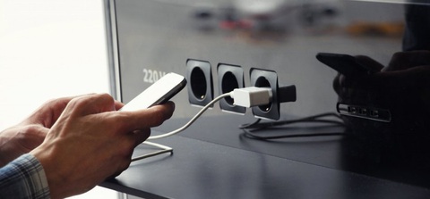 Nguy cơ mất tiền khi dùng sạc pin công cộng - Ảnh 1. Nguy cơ mất tiền khi dùng sạc pin công cộng - Ảnh 1.