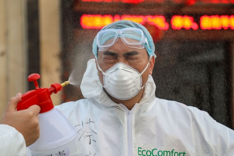 Khoa học chưa rõ tại sao đàn ông nhiễm virus corona nhiều hơn phụ nữ - Ảnh 1. Khoa học chưa rõ tại sao đàn ông nhiễm virus corona nhiều hơn phụ nữ - Ảnh 1.