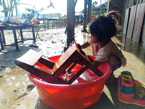 Cô trò điểm trường Tắk Pổ cùng nhau vệ sinh trường lớp - Ảnh 4. Cô trò điểm trường Tắk Pổ cùng nhau vệ sinh trường lớp - Ảnh 4.