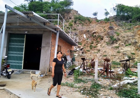 Nạn nhân vụ sạt lở núi Cô Tiên chưa được tái định cư lại bị buộc dỡ nhà tạm - Ảnh 1. Nạn nhân vụ sạt lở núi Cô Tiên chưa được tái định cư lại bị buộc dỡ nhà tạm - Ảnh 1.