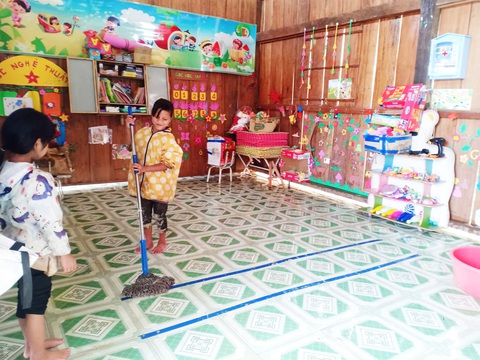 Cô trò điểm trường Tắk Pổ cùng nhau vệ sinh trường lớp - Ảnh 3. Cô trò điểm trường Tắk Pổ cùng nhau vệ sinh trường lớp - Ảnh 3.