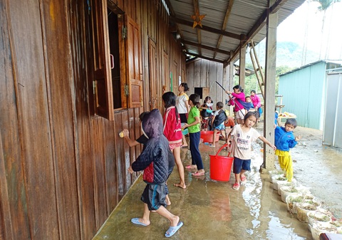 Cô trò điểm trường Tắk Pổ cùng nhau vệ sinh trường lớp - Ảnh 6. Cô trò điểm trường Tắk Pổ cùng nhau vệ sinh trường lớp - Ảnh 6.
