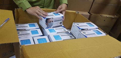 Một người gom 90.000 chiếc khẩu trang y tế chờ tăng giá - Ảnh 1. Một người gom 90.000 chiếc khẩu trang y tế chờ tăng giá - Ảnh 1.