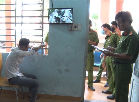 Nghi phạm đâm chết dân phòng trong trụ sở công an phường âm tính với ma túy - Ảnh 2. Nghi phạm đâm chết dân phòng trong trụ sở công an phường âm tính với ma túy - Ảnh 2.