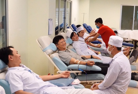 Sẻ chia giọt máu cứu người trong dịch corona - Ảnh 1. Sẻ chia giọt máu cứu người trong dịch corona - Ảnh 1.