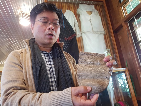 Cha Hung Long giới thiệu cái túi đựng cơm người Churu mang theo khi đi làm đồng - Ảnh: THÁI LỘC Cha Hung Long giới thiệu cái túi đựng cơm người Churu mang theo khi đi làm đồng - Ảnh: THÁI LỘC