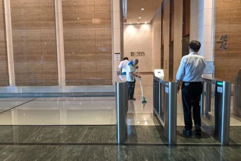 300 nhân viên ngân hàng Singapore sơ tán vì một đồng nghiệp nhiễm corona - Ảnh 1. 300 nhân viên ngân hàng Singapore sơ tán vì một đồng nghiệp nhiễm corona - Ảnh 1.