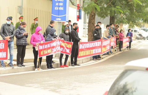 Phá dỡ tầng 17, 18 nhà 8B Lê Trực, người dân mua nhà theo giấy phép hốt hoảng - Ảnh 2. Phá dỡ tầng 17, 18 nhà 8B Lê Trực, người dân mua nhà theo giấy phép hốt hoảng - Ảnh 2.