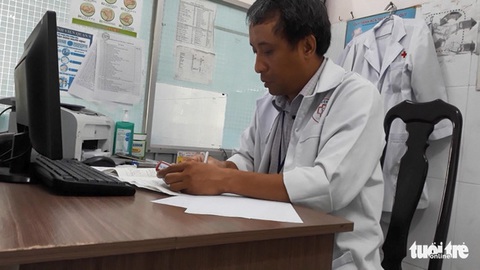 Chuyển khoa, cắt thi đua 1 tháng với bác sĩ khám sức khỏe lái xe chỉ 20 giây - Ảnh 1. Chuyển khoa, cắt thi đua 1 tháng với bác sĩ khám sức khỏe lái xe chỉ 20 giây - Ảnh 1.
