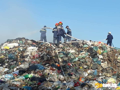 Bãi rác cháy liên tiếp 2 ngày, dân kêu cứu vì khói bụi gây ô nhiễm - Ảnh 1. Bãi rác cháy liên tiếp 2 ngày, dân kêu cứu vì khói bụi gây ô nhiễm - Ảnh 1.