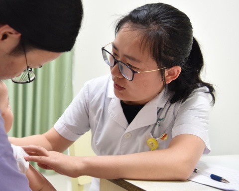 Mẹ là siêu anh hùng đánh virus corona! - Ảnh 1. Mẹ là siêu anh hùng đánh virus corona! - Ảnh 1.
