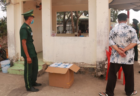 Cửa khẩu Tây Nam phát khẩu trang cho người nhập cảnh từ Campuchia - Ảnh 4. Cửa khẩu Tây Nam phát khẩu trang cho người nhập cảnh từ Campuchia - Ảnh 4.